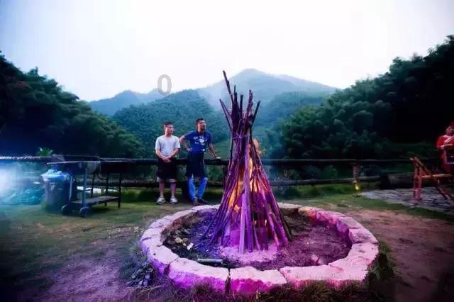 曹颖49岁吃饭遭嘲“滤镜太强”:面容憔悴,皱纹明显