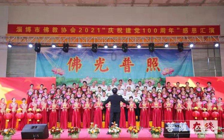 36岁刘亦菲巴黎被偶遇,打扮时髦身材瘦削,面容稚嫩梦回十八岁